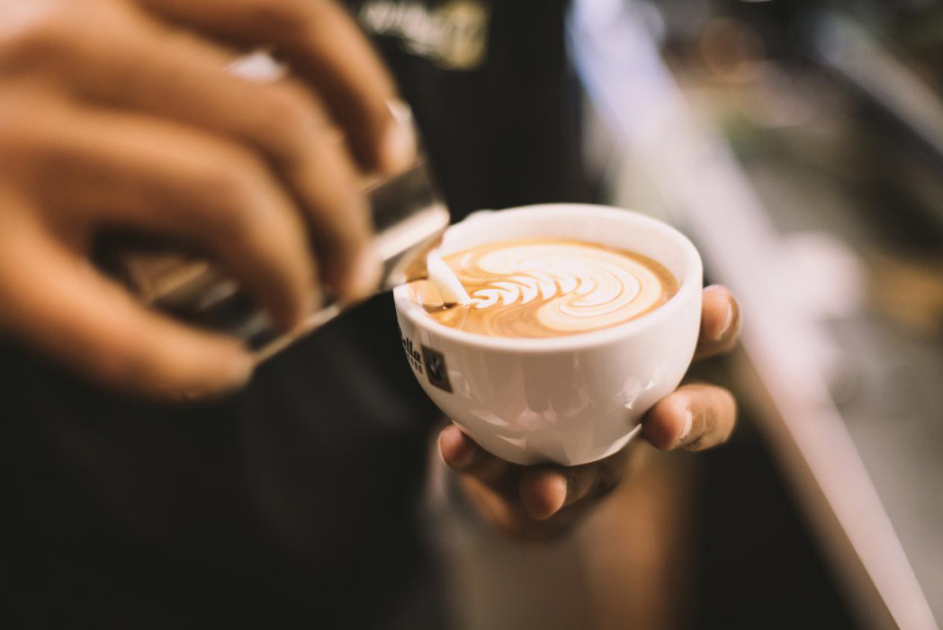 喝咖啡的生活方式在都市白领中变得越来越普及